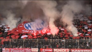 Rauchschwaden im FC-Bayern-Block. Screenshot: Youtube
