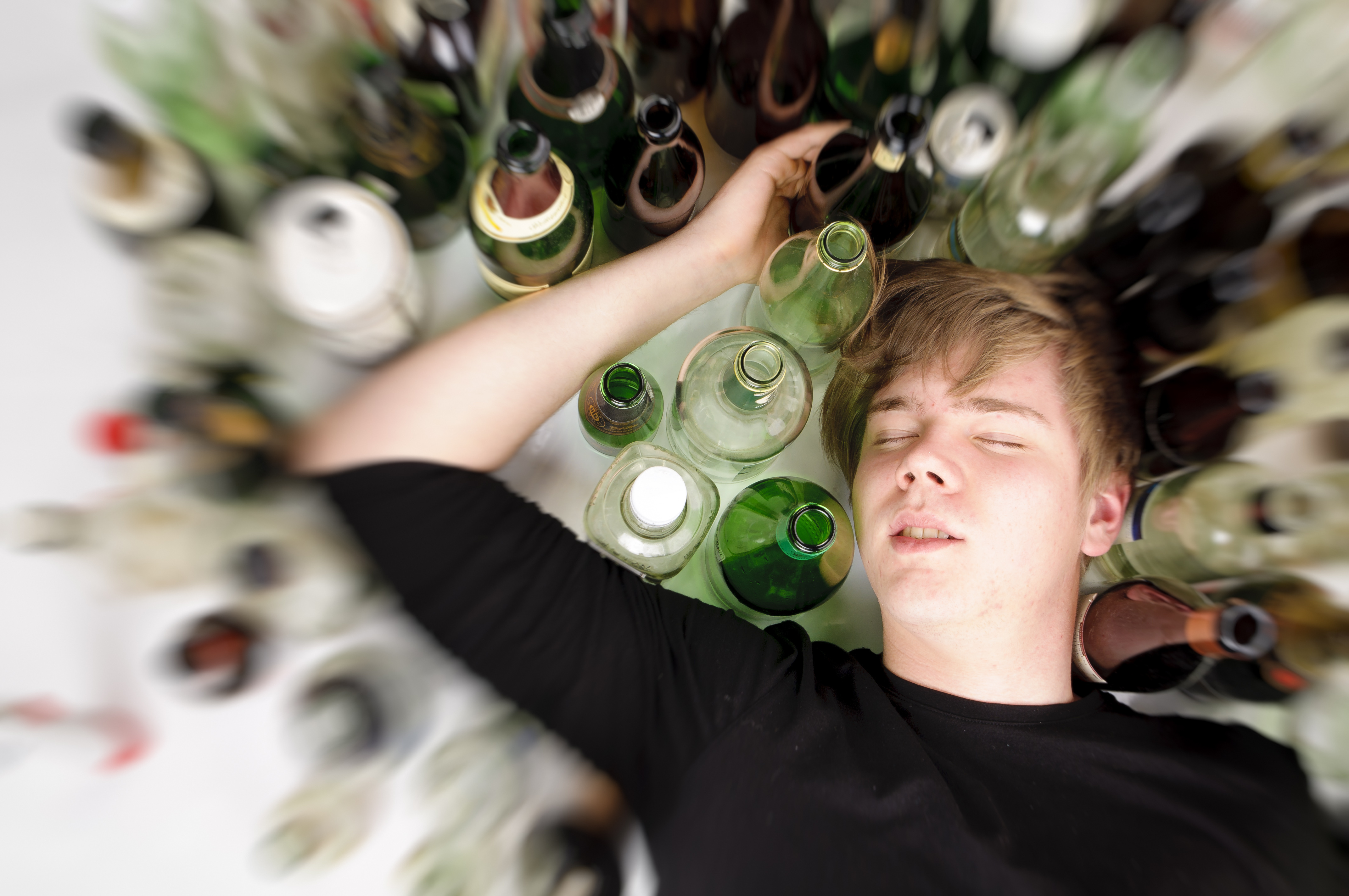 Ребенок злоупотребляет алкоголем. Алкоголь и молодежь. Алкоголизм среди молодежи. Пьянство молодежи. Молодежь с пивом.