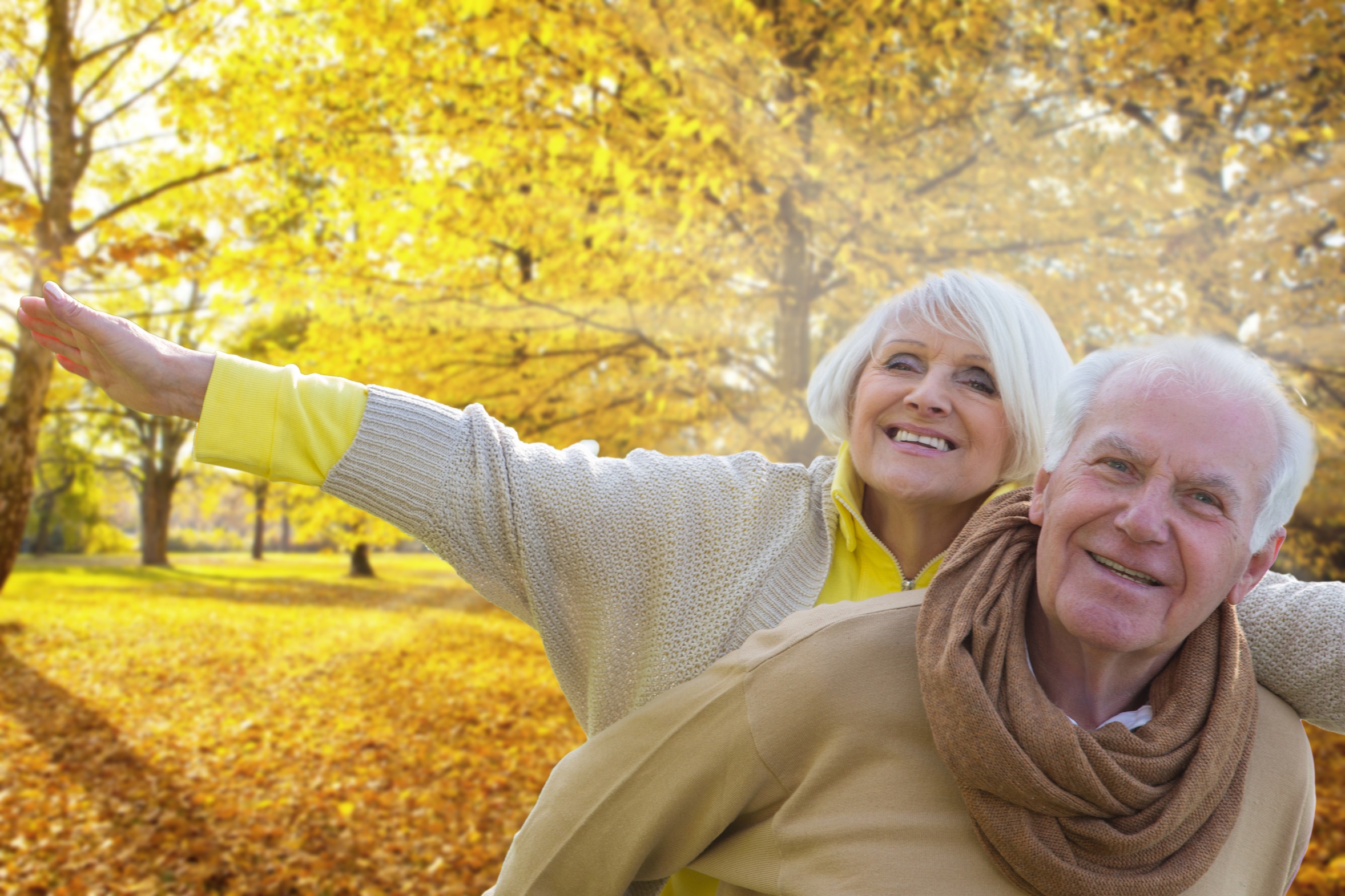 Пенсионеры осенью. Международный день пожилых людей. Счастливые пенсионеры. Пожилые люди. Позитивные пожилые люди.