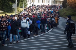 Migranten am Grenzübergang Sentilj - Spielfeld (Slowenien - Österreich) im November 2015. Bild: imago/Christian Mang