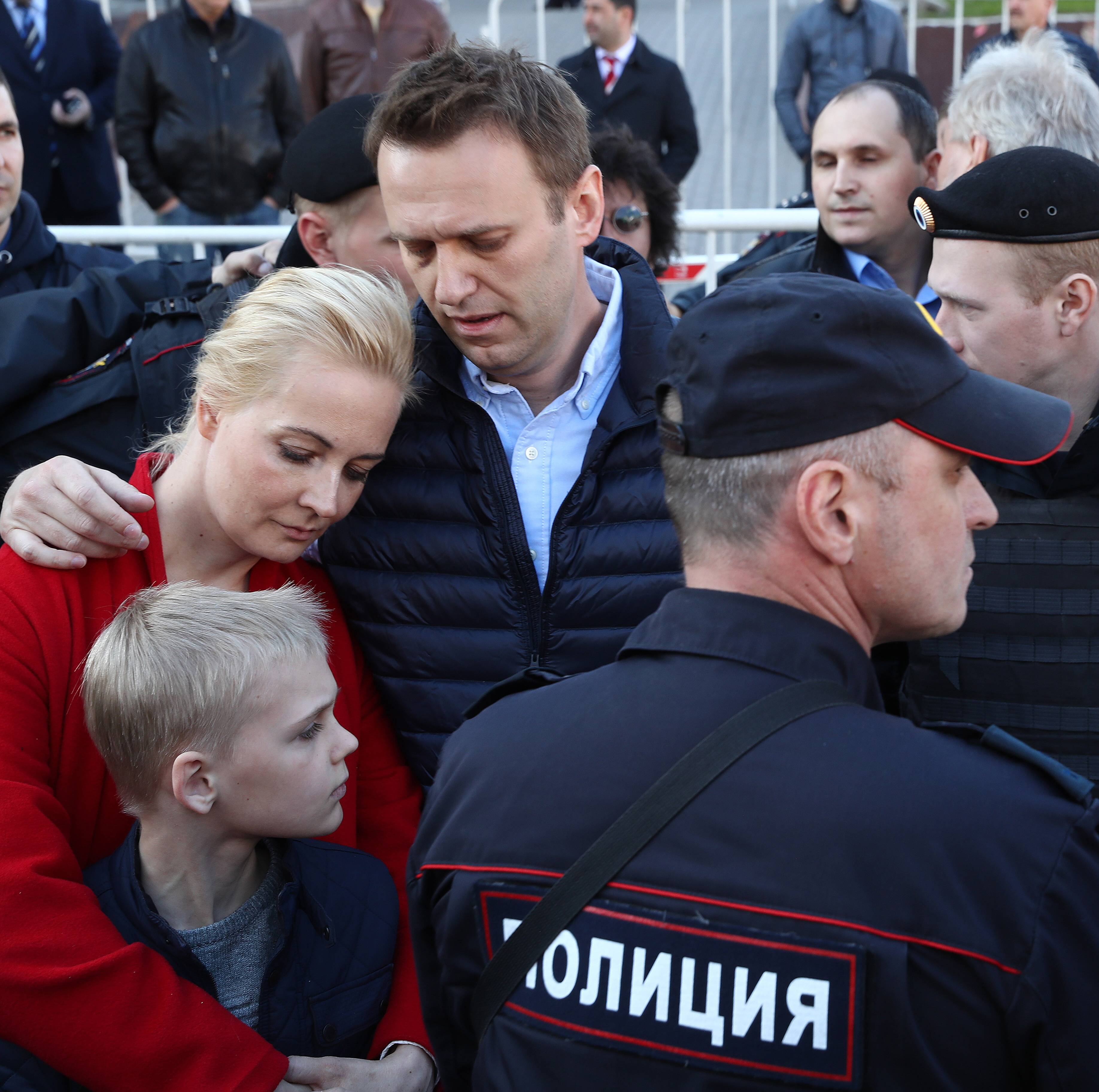 Жена навального была на похоронах мужа