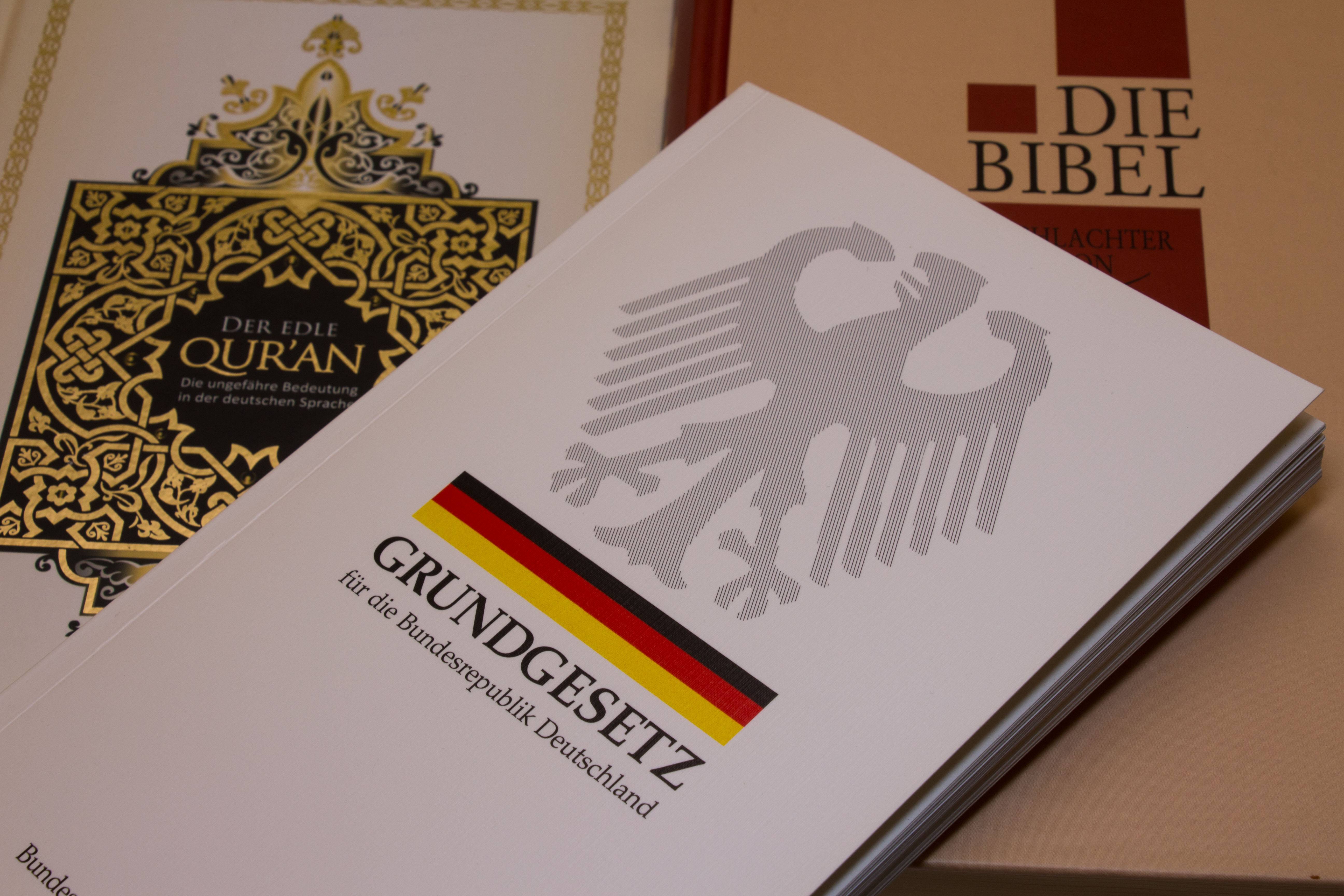 Конституция германии текст. Конституция Германии. Основной закон ФРГ. Основной закон Германии 1949. Конституция Германии действующая.
